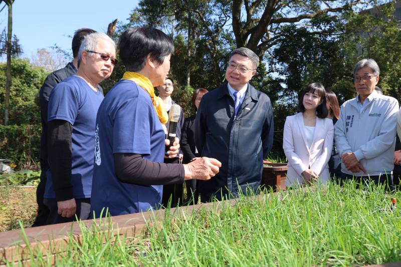 桃園市龍潭區高原社區發展協會帶領院長參觀由在地居民與長者栽種的植物