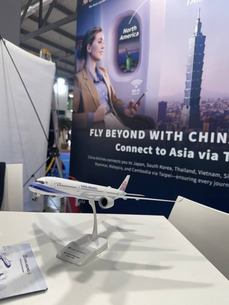 中華航空在米蘭國際旅展的展區，現場提供許多台灣觀光文宣，宣傳台灣的軟實力。（駐米蘭辦事處提供）