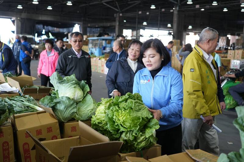 年節將屆，雲林縣長張麗善（前右）11日到西螺果菜市場視察了解供貨現況，指出目前市場每天到貨量約維持在1000公噸，足以因應年節採買需求，整體價格也相當平穩。