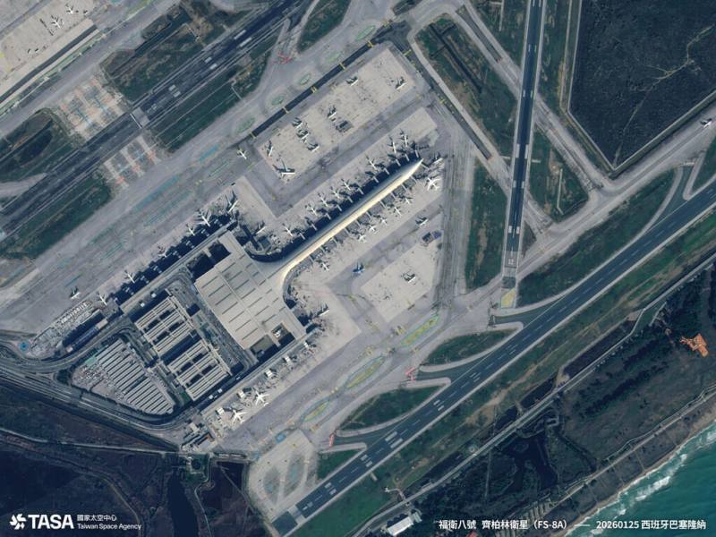 福衛八號取像涵蓋西班牙巴塞隆納機場，畫面中行進間的飛機能清楚辨識。（國家太空中心提供）