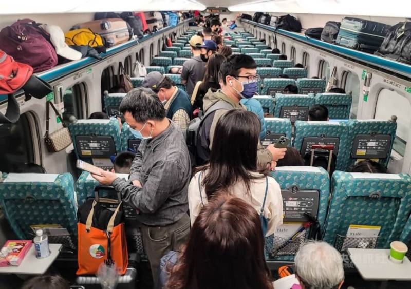 圖為高鐵自由座車廂擠滿乘客情況。（中央社檔案照片）