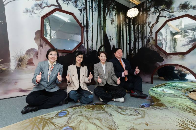 (左起)徐欣瑩立法委員、故宮余佩瑾副院長、新竹市高虹安市長、文化局王翔郁局長合影(照片提供：新竹市政府)