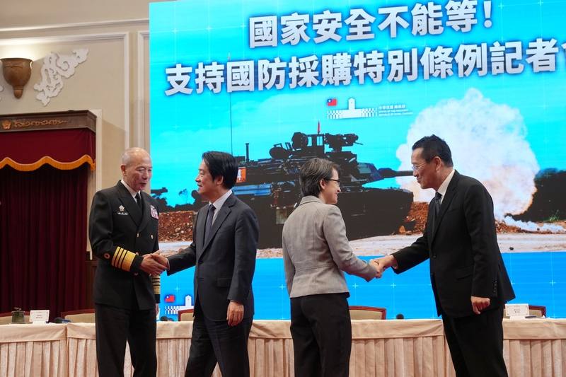 總統賴清德（左2）會後與參謀總長梅家樹上將（左）握手致意；副總統蕭美琴（右2）也和國防部長顧立雄（右）握手問候。