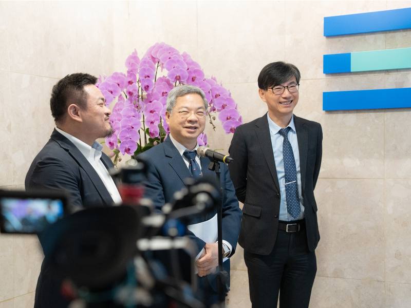 經濟部長龔明鑫、勞動部長洪申翰、經濟部署長邱求慧向媒體說明政府協助措施