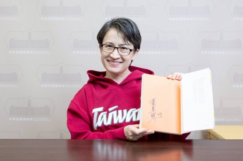 副總統蕭美琴（圖）擔任紙風車368兒童藝術工程志工長達20年，響應紙風車「椅子會」活動，特別捐出20本親筆簽名的好書「青年的四個大夢」，當作椅子會限時抽獎加贈回饋禮。（紙風車提供）