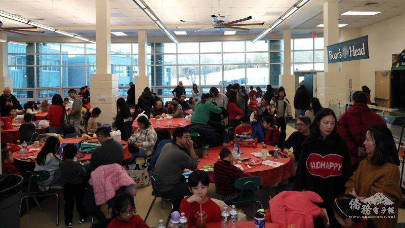 會後茶點招待與發送紅包，洋溢濃厚的春節氛圍