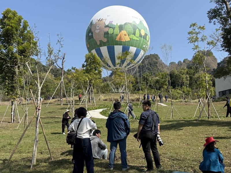 南投縣政府在草屯鎮平林里打造「九九峰氦氣球樂園」，是全台首座繫留式氦氣球觀光體驗設施。