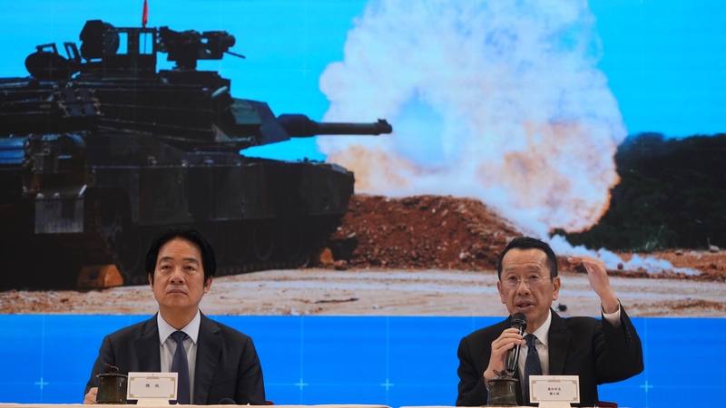 國防部長顧立雄（右）11日在總統府出席「國家安全不能等！支持國防採購特別條例」記者會，說明推動國防特別預算的整體戰略思維，並回答媒體提問。左為總統賴清德。