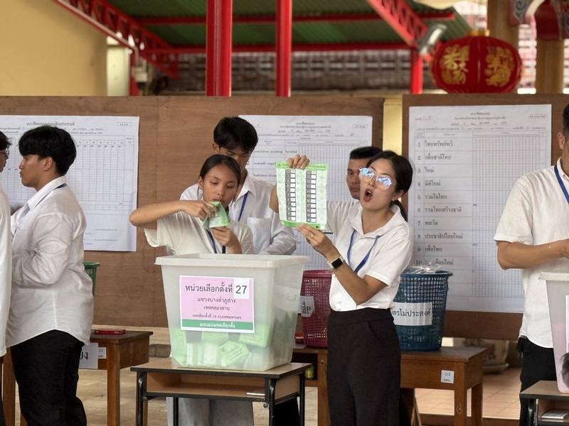 泰國大選8日投票結束，選務人員隨即展開計票作業。圖為曼谷投票所內，選務人員統計票數。（中央社檔案照片）