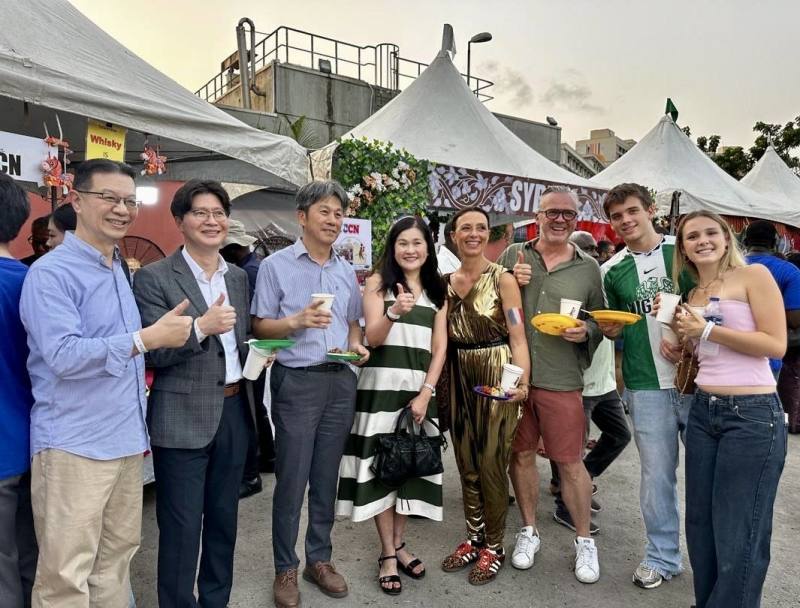 劉翼平夫婦向到訪奈國台商會攤位的韓國、義大利、法國等使領館與企業界人士介紹台灣風味美食，讓奈國與國際社會更加認識台灣。