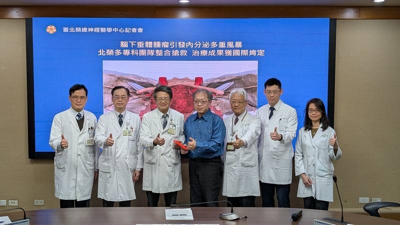 魏先生（中）透過體檢發現2.5公分腦下垂體腫瘤，原已排好隔年手術，卻在幾個月後就因噁心嘔吐、呼吸困難一度住加護病房，所幸經台北榮總切除腦下垂體病灶，術後至今4年病情穩定。