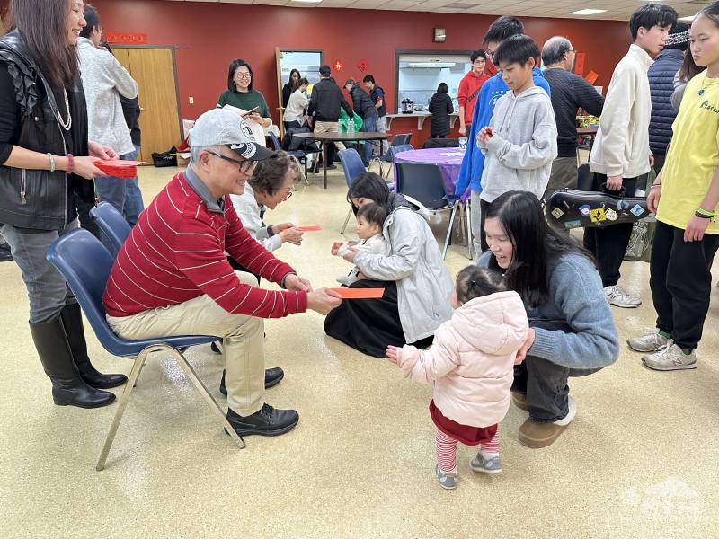 春節餐會發送紅包，長幼互動溫馨，傳遞新年祝福