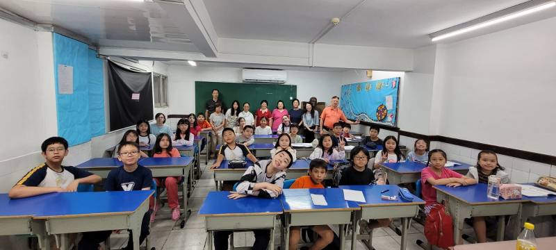 聆聽講座師生與林少雯合影