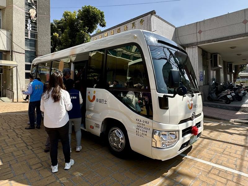 彰化縣大村鄉公所11日舉行幸福巴士啟用典禮，宣布23日正式通車，規劃大村鄉公所往返大村國中的定班定線路線，以及方便長者就醫、採買的預約接駁服務，提供免費搭乘。