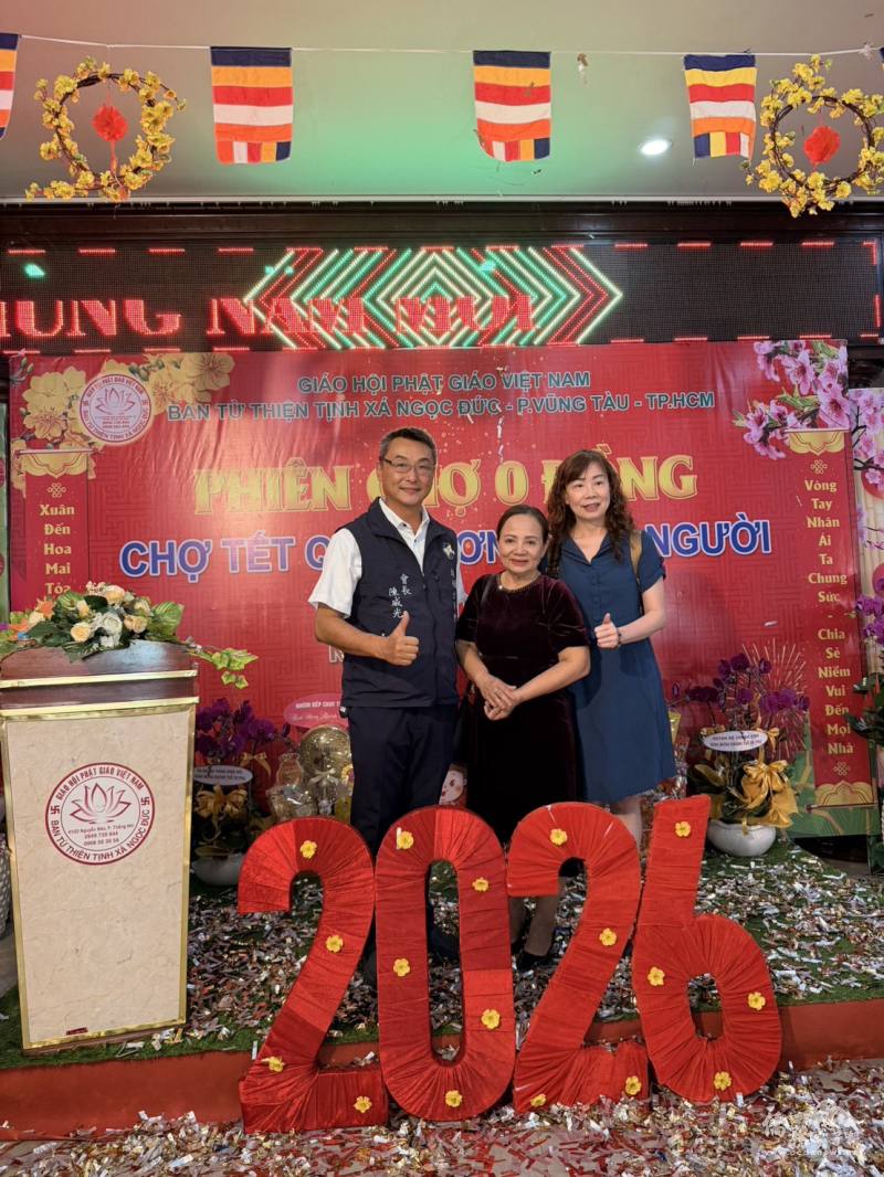 胡志明市落葉劑協會副主席莊氏紅前頭頓市副市長（中間）、駐胡志明市辦事處急難救助組副組長柯玉鈐（右）、頭頓臺灣商會會長陳威光（左）於活動現場合影