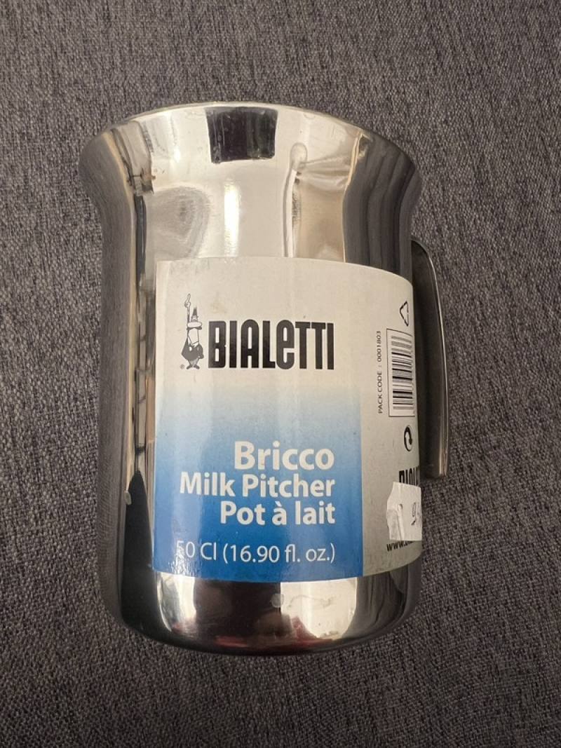 擁有悠久歷史的義大利咖啡壺品牌Bialetti（比亞樂堤），2025年被香港資金Nuo Capital收購。圖為Bialetti煮牛奶壺，其產品在義大利家庭廚房十分常見。