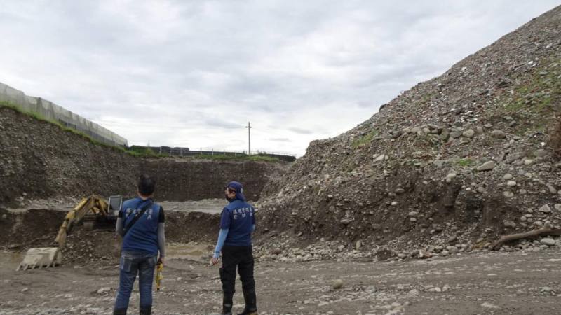 挖取土石後留下深坑及堆置如山的營建廢棄物