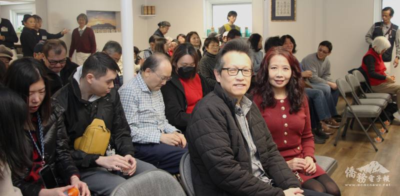 匹茲堡臺灣同鄉會共同會長許雅斐(前排右1) 及急難救助協會副會長王宏銘 （前排左1）與會