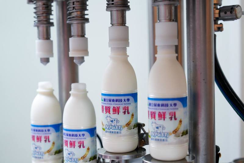 屏東科技大學校內生產的鮮乳乳脂含量高於法規規定，並採用高溫短時間殺菌法，能保留更多營養成分和原有風味，是屏科大消費合作社的熱門商品。（屏科大提供）