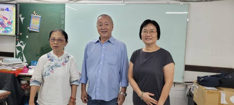 東方市中山僑校董事長林晉銘(中)歡迎林少雯(左)蒞臨
