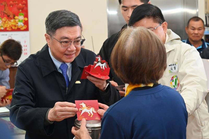 卓院長發放賀歲福袋予社區長者，預祝大家新年快樂