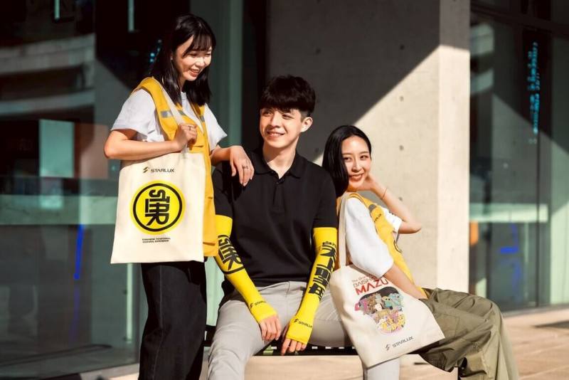 星宇航空11日宣布，將再度跟苗栗白沙屯拱天宮合作推出聯名商品，除廣受好評的帆布袋與背心套組外，更首度加入全新設計的「白沙屯媽祖聯名袖套」，讓傳統文化與時尚機能並行，袖套融入星宇航空STAR與白沙屯媽祖象徵精神「勇」字的經典意象。（星宇航空提供）