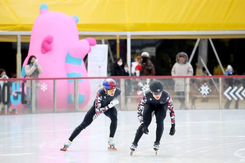 韓國首爾著名冬季觀光景點「首爾廣場溜冰場」冬季時段已在8日閉幕，首爾市政府今天表示，這次吸引18萬701人到訪，其中有4.9萬餘人是外國人，外國觀光客增幅超過30%。（首爾市政府提供）