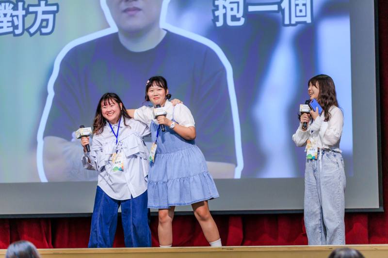 曾莉家(左)、楊嫚妮(中)及林妤庭(右)在青年署舉辦的成果競賽以活潑生動的表演展現體驗過程，榮獲全國亞軍