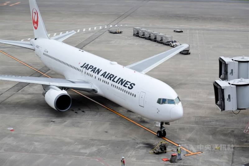 日本航空公司11日表示，由於訂位系統遭到未經授權的存取，旗下行李運送服務多達2.8萬名用戶的個人資訊可能已經外洩。圖為日航客機示意圖，非當事航機。（中央社檔案照片）