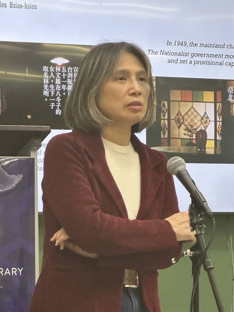 作家賴香吟10日在紐約皇后區公共圖書館與讀者分享「白色畫像」創作經歷及感受。