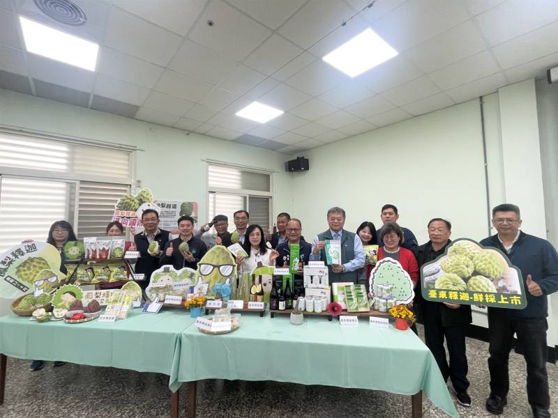 鳳梨釋迦加工業者及與會來賓合影