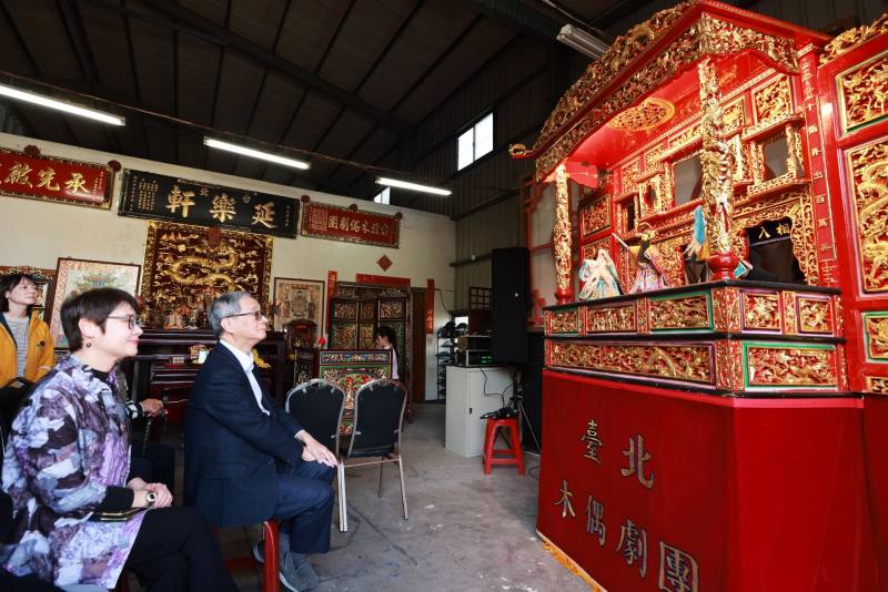 文化部長李遠（右）欣賞「臺北木偶劇團」帶來北管布袋戲 《扮三仙》祈福演出。
