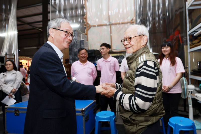 文化部長李遠（左）參觀「臺北木偶劇團」排練場地，向人間國寶邱火榮藝師致意。