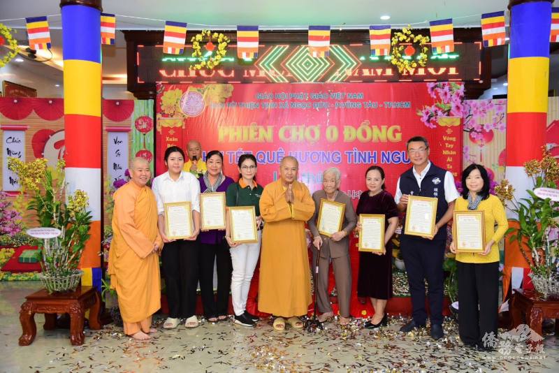 頭頓玉德寺舉辦「零圓市場」免費購物慈善活動，協助弱勢民眾採購生活所需，頭頓臺灣商會因熱心參與與支持公益，獲頒感謝狀表彰