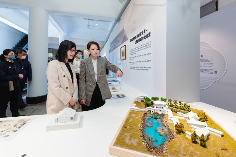 故宮余佩瑾副院長與高市長共賞潛園3D模型(照片提供：新竹市政府)
