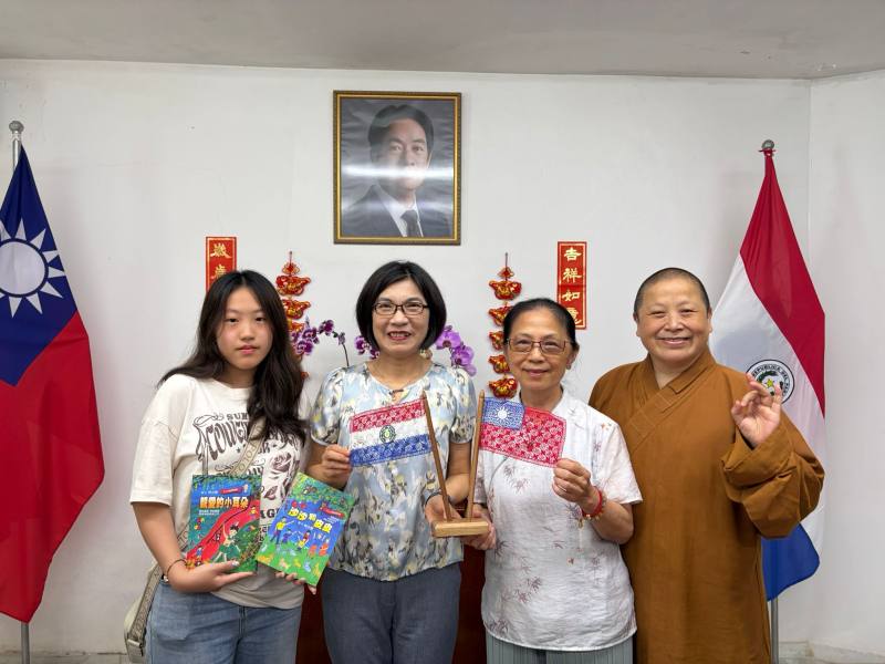 駐東方市總領事館總領事陳慧芬(左二)接見國際佛光會巴拉圭協會有光法師(右一)偕林少雯(右二)，林少雯於現場捐贈《親愛的小耳朵》、《沙沙和皮皮》、《童年的沙堆》等著作