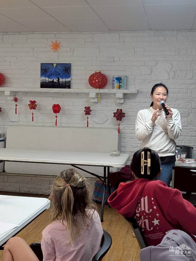 講師張政羽介紹農曆年擺設，教大家一起做紅包燈籠