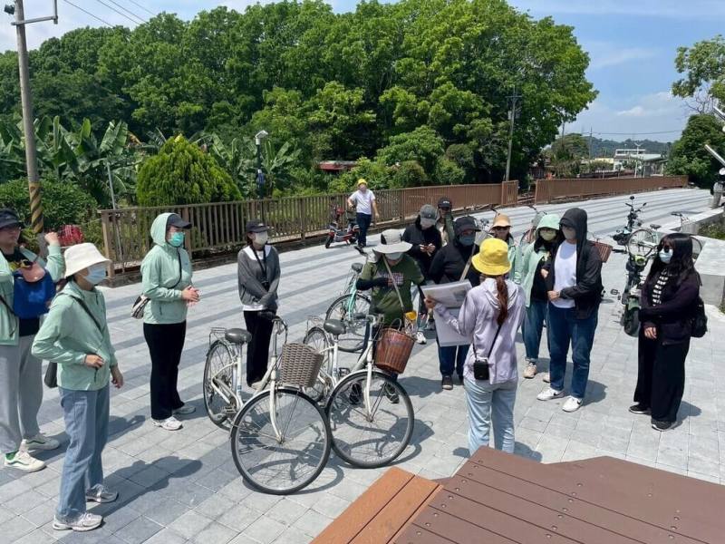 南投縣政府觀光處11日表示，迎接台鐵集集支線復駛，攜手集集鎮形象商圈觀光發展協會，14日起至3月30日推出系列活動，民眾搭集集支線鐵道到集集旅遊，可參加LINE官方帳號集點兌換限量紀念品，報名「永續單車走讀」還能體驗「雙鐵」旅遊。（南投縣政府提供）