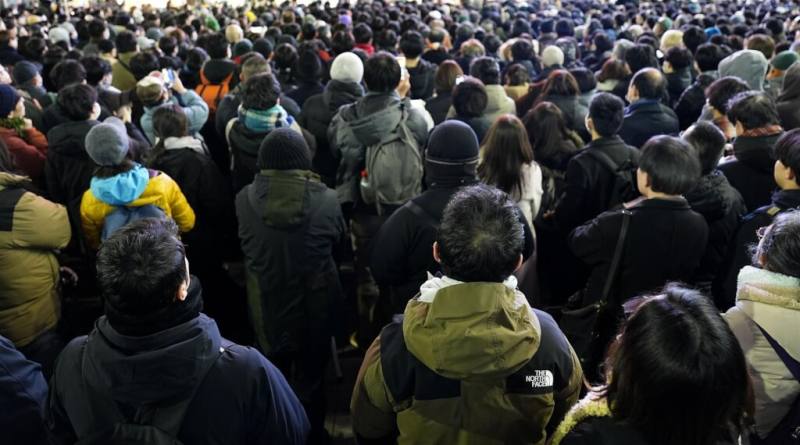 圖為7日在聽街頭演說的日本民眾。（共同社）