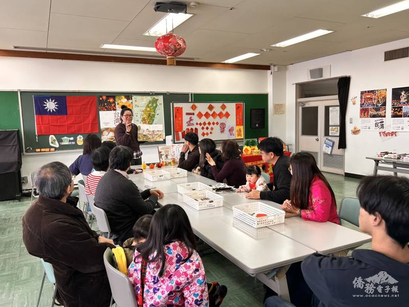 大家聚精會神聽老師講解春節文化