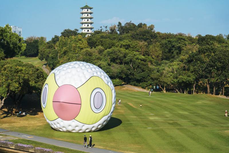 高雄澄清湖、果嶺自然公園近期換新裝，市府邀請藝術家打造裝置藝術。圖為台灣藝術家張騰遠以「鳥瞰」概念出發，將高爾夫球放大近350倍，化作直徑12公尺的作品「鸚鵡模仿術-高爾夫球」。（高雄市文化局提供）