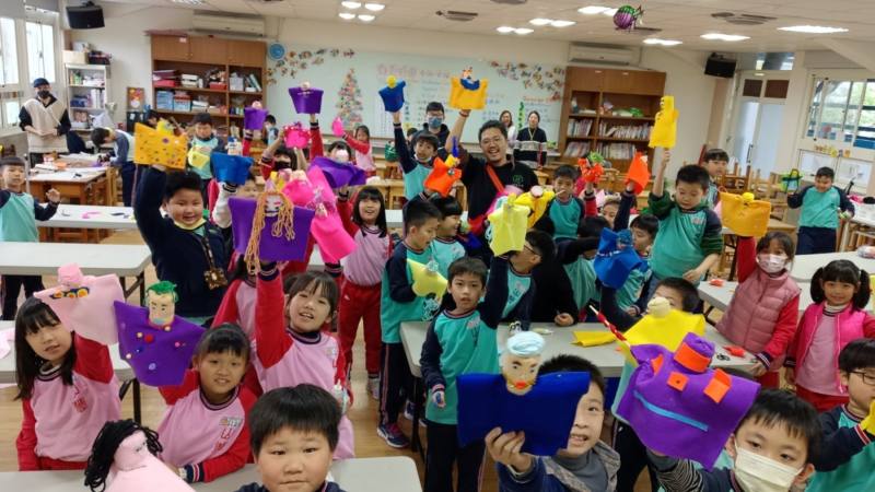 「無獨有偶」偶劇團講師以專業操偶師之角度，帶領山豐國小學生實際操作示範