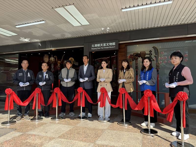 雲林縣北港朝天宮12日舉辦洪平順門神與北港朝天宮祖媽轎展示空間開幕記者會，北港朝天宮董事長蔡咏鍀（左4）、文化部文化資產局副局長林尚瑛（右3）與雲林縣副縣長陳璧君（右4）等人出席。
