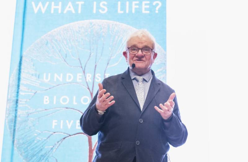 中央研究院「台灣橋梁計畫」講座11日邀請2001年諾貝爾生醫獎得主、英國科學家保羅．納斯（Paul Nurse），以「什麼是生命？」為題發表演說。（中研院提供）