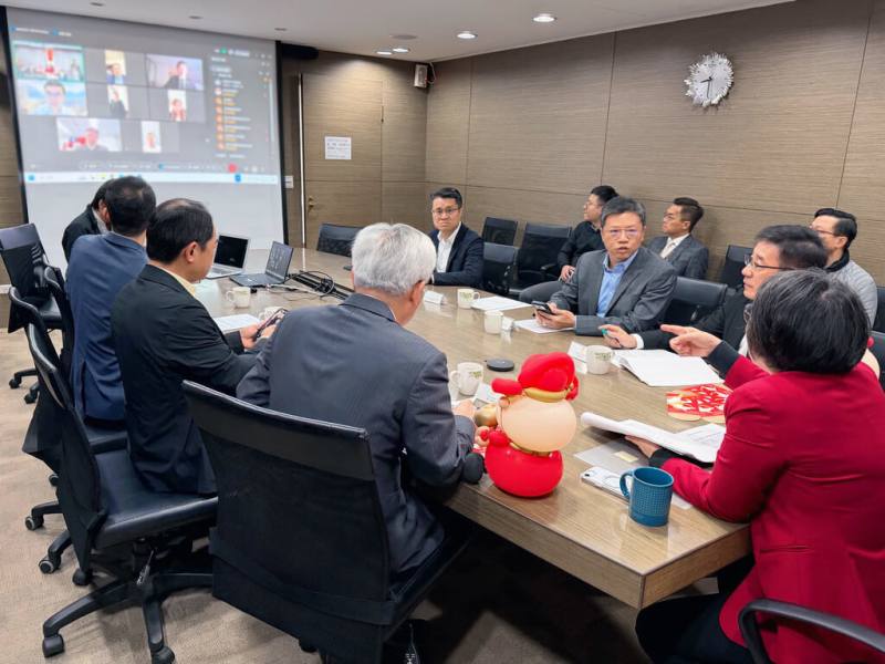 春節前夕，內政部長劉世芳（前右紅衣者）12日上午召開視訊會議，慰勉警政署派駐全球各地駐外警察聯絡官，肯定長期堅守海外崗位，並聽取各國警政合作現況。（刑事局提供）