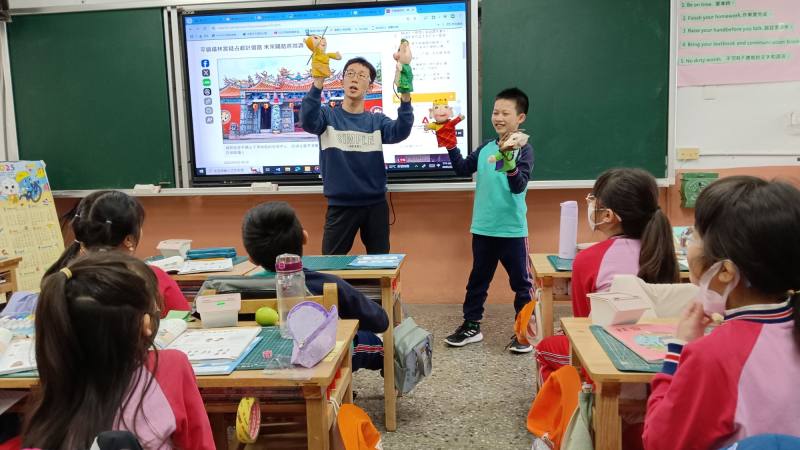 桃園市山豐國小教師帶領學生排練偶戲，介紹土地公在常民信仰中的重要角色