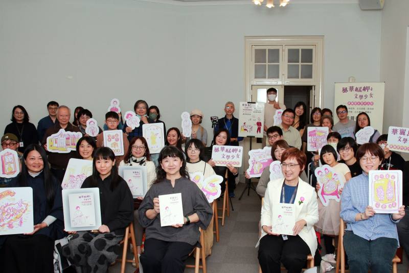 《風華艋舺ê文學少女》／《華麗島的文學少女》台、華雙語繪本新書發表會來賓合影，前排右起繪者陳芊榕、館長陳瑩芳、文化部政務次長李靜慧、繪本作者林安狗、台文改寫游沛綺。