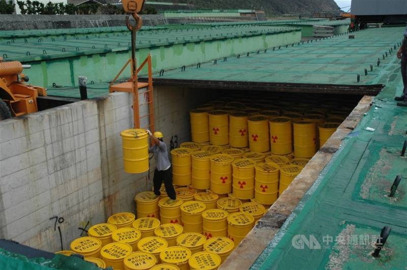 圖為貯存在蘭嶼的核廢桶。（中央社檔案照片）
