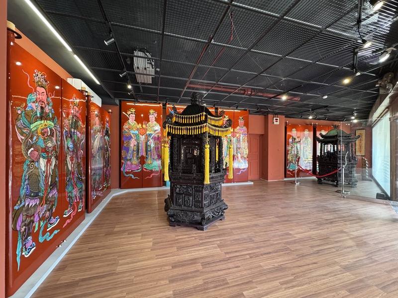 雲林縣北港朝天宮第一代祖媽轎（右）由匠師陳應彬設計，入庫典藏10餘年後，即日起重新展出，同展廳有第二代祖媽轎（左）與國寶畫師洪平順的彩繪門神作品。