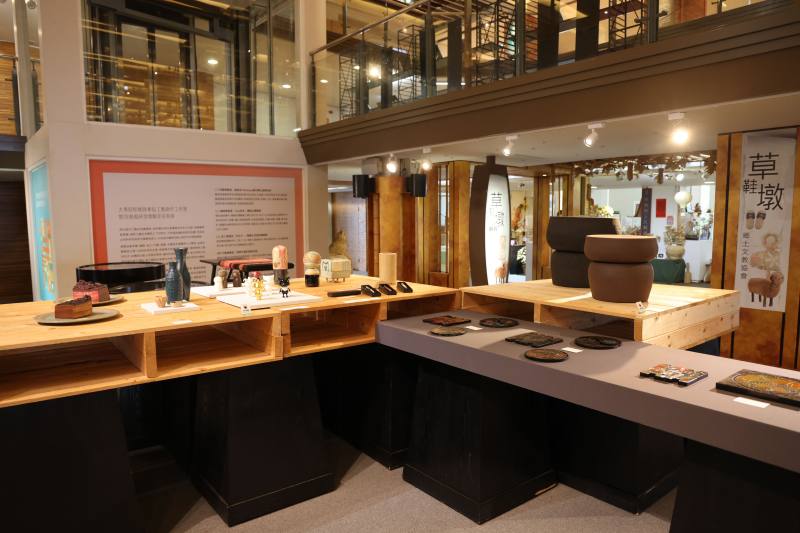 成果展展現橫跨技術研發、教學實踐與創作應用的對話現場，呈現各實驗室在材料研究、技法實驗與形式轉化上的多元樣貌。